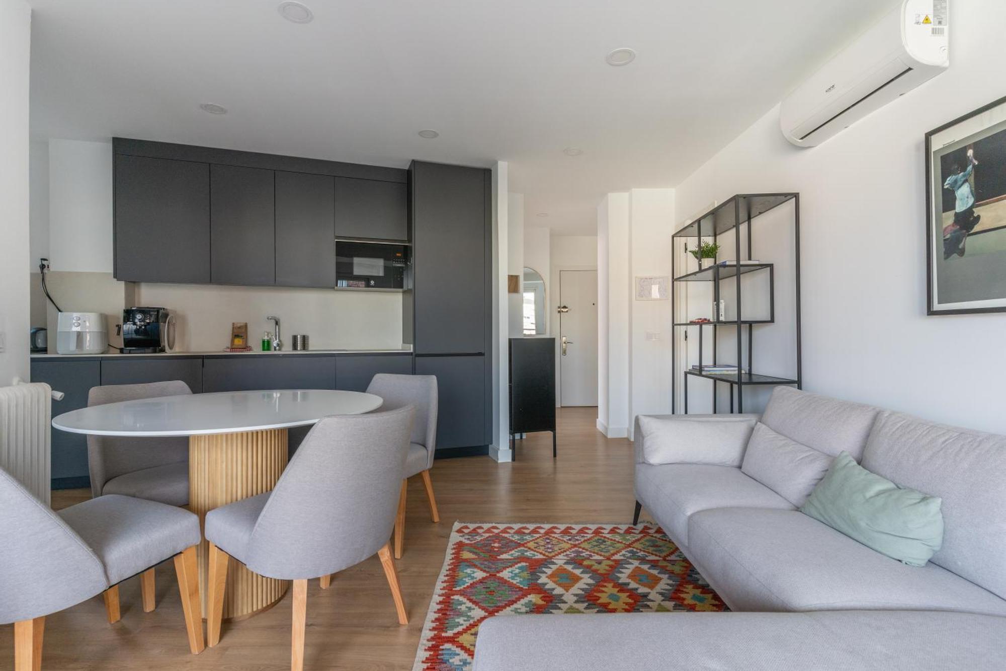 Bright With Terrace- 2bd 2bth- Salamanca Apartment *
